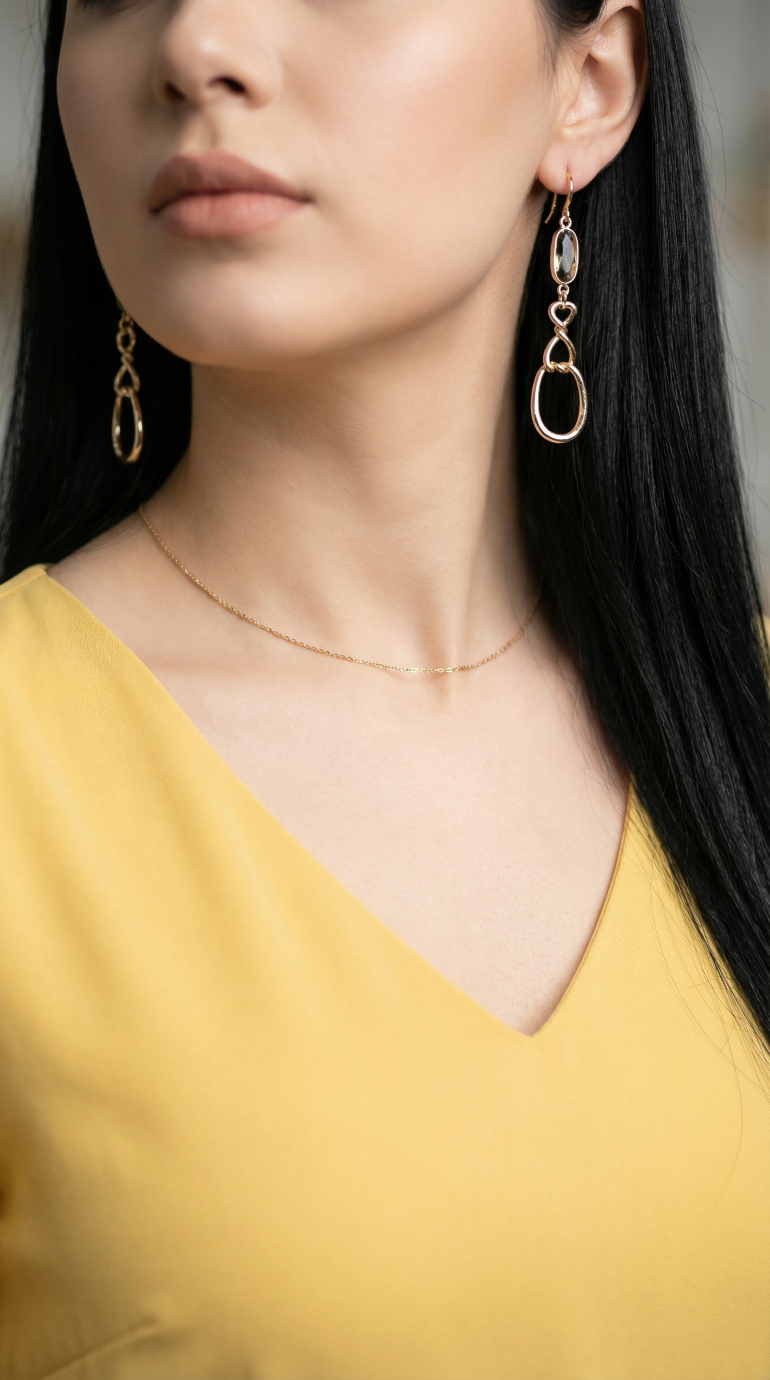 گوشواره بلند طلایی با نگین سبز